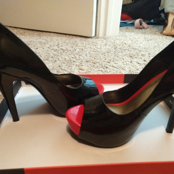 Jessica Simpson heels - Picture 3 of 4